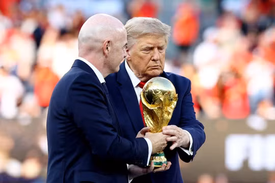 Chủ tịch FIFA Gianni Infantino và Tổng thống Mỹ Donald Trump cùng với chiếc cúp trong buổi lễ trao giải sau trận chung kết World Cup 2026. Ảnh: Reuters.