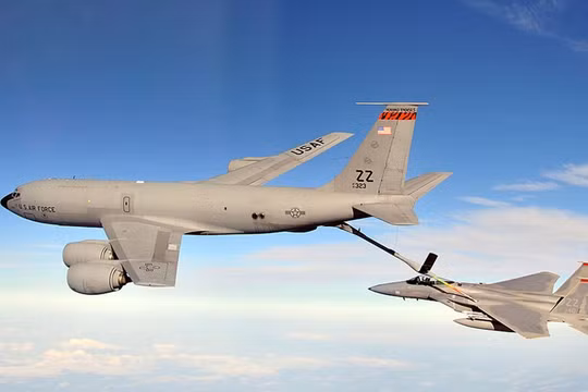 Một chiếc Boeing KC-135 đang bay giữa không trung. Ảnh: Không quân Mỹ.