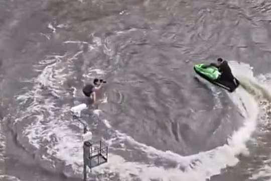 Phóng mô tô nước đánh võng giữa phố ngập Bangkok, thanh niên trả giá đắt