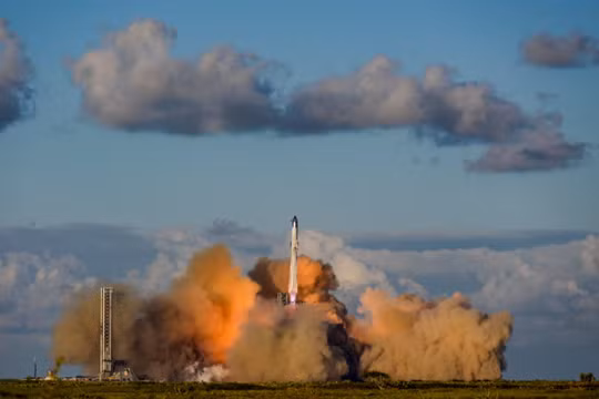 Tên lửa đẩy Super Heavy của SpaceX mang theo tàu vũ trụ Starship cất cánh trong chuyến bay thử nghiệm thứ 11 tại bệ phóng của công ty ở Starbase, Texas, Mỹ, ngày 13/10/2025. Ảnh: Reuters.