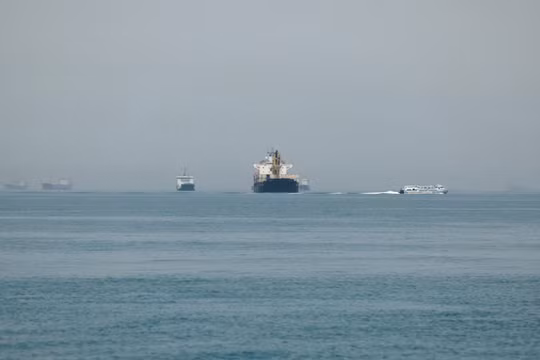 Các tàu thuyền trên eo biển Hormuz, Iran, ngày 22/5. Ảnh: Reuters.