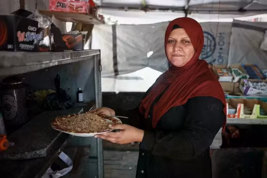 Malak al-Zaanin phải vật lộn để bảo quản bữa ăn hàng ngày của gia đình trong lều vì thiếu điện và tủ lạnh. ảnh: AJ.