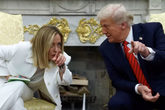 Tổng thống Mỹ Donald Trump gặp Thủ tướng Italy Giorgia Meloni tại Phòng Bầu dục ở Nhà Trắng tại Washington, D.C., Mỹ, ngày 17/4. Ảnh: Reuters.