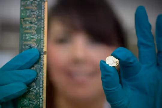 Các nhà khoa học tìm cách chiết xuất vàng từ rác điện tử. Ảnh: IE.