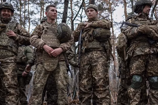 Tuyển quân cho quân đội Ukraine tại một địa điểm không được tiết lộ ở Ukraine vào ngày 11/11/2025. Ảnh: Getty.