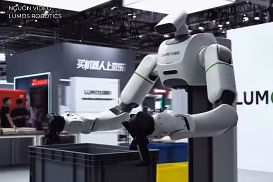 Robot “công nhân” nâng 50 kg của Trung Quốc bắt đầu vào nhà máy