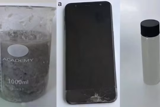 Các nhà nghiên cứu đã sử dụng máy xay sinh tố, nước máy, báo cũ và than chì từ rác thải điện tử để sản xuất graphene thông qua quy trình tách lớp pha lỏng đơn giản. Ảnh: IE.