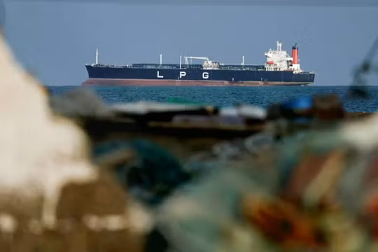 Một tàu chở khí dầu mỏ hóa lỏng đang neo đậu gần eo biển Hormuz, nơi gần như hoàn toàn bị đóng cửa đối với giao thông hàng hải trong bối cảnh chiến tranh Mỹ-Israel chống Iran. Ảnh: Reuters.