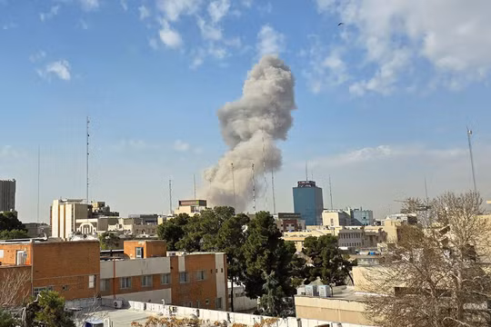 Một cột khói bốc lên sau vụ nổ tại Tehran, Iran ngày 28/2. Ảnh: Getty.