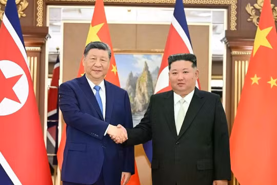 Chủ tịch Trung Quốc Tập Cận Bình gặp gỡ Chủ tịch Triều Tiên Kim Jong-un tại Bình Nhưỡng. Ảnh: Xinhua.