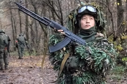 Binh sĩ rà phá bom mìn thuộc Quân đội Nhân dân Triều Tiên tại vùng Kursk của Nga. Ảnh: MW.