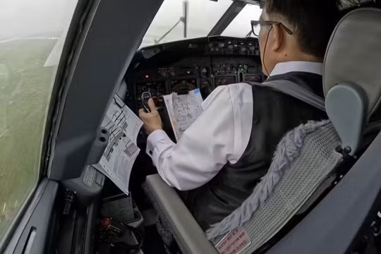 Quốc vương Thái Lan Maha Vajiralongkorn trong buồng lái máy bay. Ảnh: Văn phòng Hoàng gia Thái Lan.