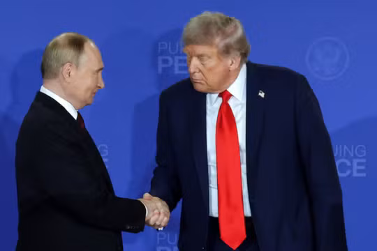 Tổng thống Mỹ Donald Trump và Tổng thống Nga Vladimir Putin bắt tay trong cuộc họp báo sau cuộc gặp đàm phán chấm dứt chiến tranh ở Ukraine, tại căn cứ liên hợp Elmendorf-Richardson ở Anchorage, Alaska, Mỹ, ngày 15/8. Ảnh: Reuters.