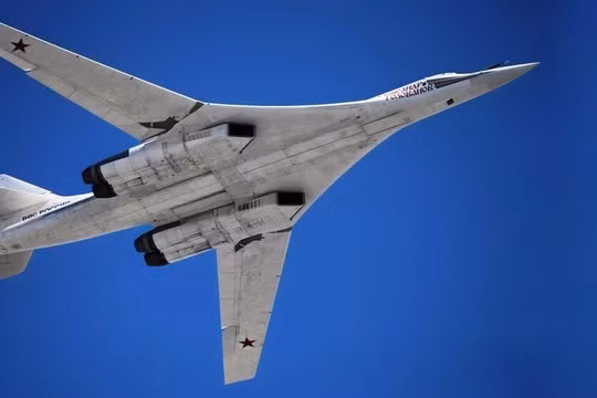 Máy bay ném bom chiến lược Tu-160 của Nga. Ảnh: MW.