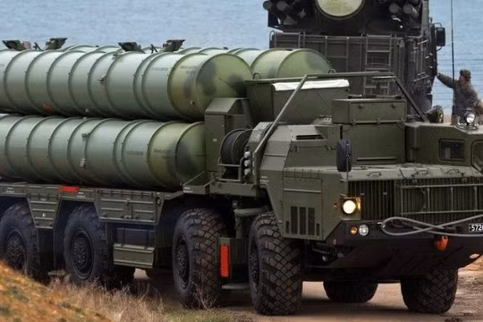 Hệ thống phóng tên lửa từ hệ thống S-400 của Nga. Ảnh: MW.