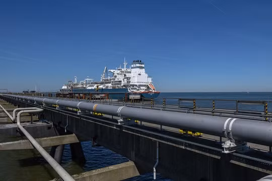 Hình ảnh đường ống dẫn khí tại trạm tiếp nhận khí hóa lỏng (LNG) ở Wilhelmshaven, Đức, ngày 30/4. Ảnh: Getty.