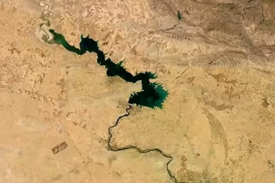 Khi sông Euphrates dần cạn kiệt với tốc độ đáng lo ngại, điều này làm dấy lên những lo ngại về ngày tận thế. Ảnh: NYP.