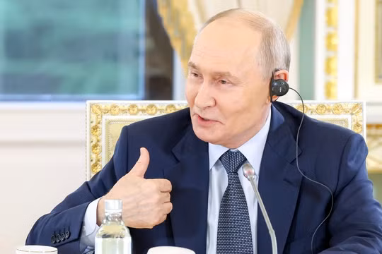 Tổng thống Nga Vladimir Putin trả lời câu hỏi của các lãnh đạo hãng thông tấn quốc tế tại St. Petersburg, Nga, ngày 4/6. Ảnh: Sputnik.