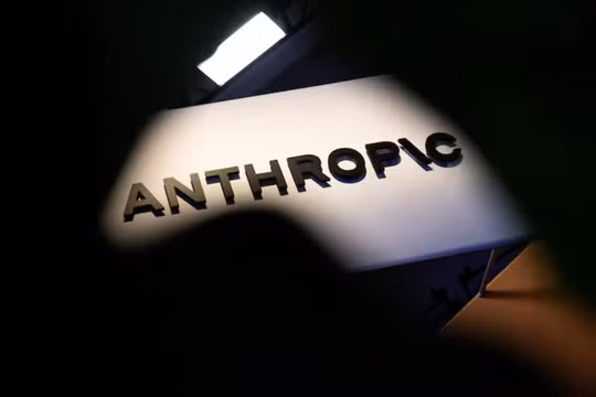 Logo của Anthropic được trưng bày tại Trung tâm Moscone trong hội nghị thượng đỉnh công nghệ Dreamforce 2026 ở San Francisco, California, Mỹ, ngày 17/9. Ảnh: Reuters.
