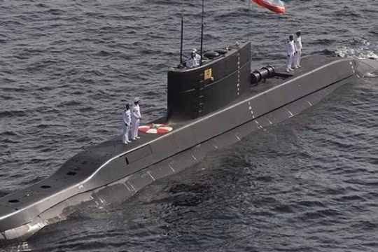 Tàu ngầm tấn công của Triều Tiên đang phục vụ trong biên chế Iran. Ảnh: MW.