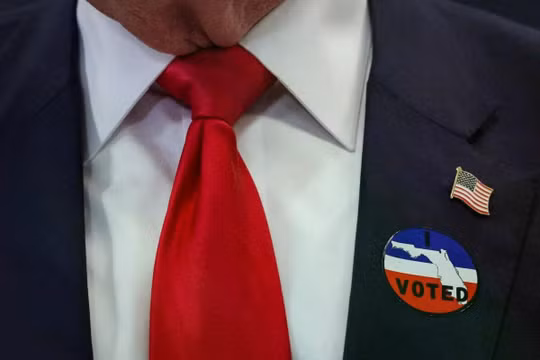 Tổng thống Mỹ Donald Trump đeo nhãn dán "Tôi đã bỏ phiếu" sau khi bỏ phiếu sớm tại Văn phòng Giám sát Bầu cử Quận Palm Beach ở Florida hôm 24/10. Ảnh: AFP.