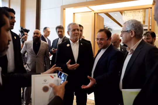 Tổng thống Iran Masoud Pezeshkian ra hiệu bên trong một khách sạn vào ngày diễn ra Hội nghị thượng đỉnh BRICS, tại New Delhi, Ấn Độ, ngày 12/9. Ảnh: Reuters.