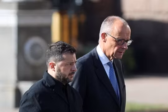 Tổng thống Ukraine Volodymyr Zelensky và Thủ tướng Đức Friedrich Merz cùng nhau đi bộ và đặt vòng hoa tưởng niệm các chiến sĩ Ukraine hy sinh, tại Quảng trường Độc lập ở Kiev, Ukraine, ngày 4/10. Ảnh: Reuters.