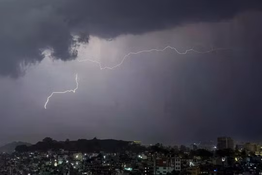 Việc theo dõi các tia sét có thể giúp dự đoán lũ quét hoặc sạt lở đất. Ảnh: EPA.
