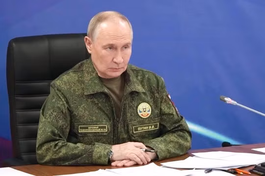 Ngày 27/12, Tổng thống Nga Vladimir Putin chủ trì cuộc họp về tình hình tại khu vực tác chiến đặc biệt tại một sở chỉ huy phụ trợ của Nhóm Lực lượng Liên hợp. Ảnh: Sputnik.
