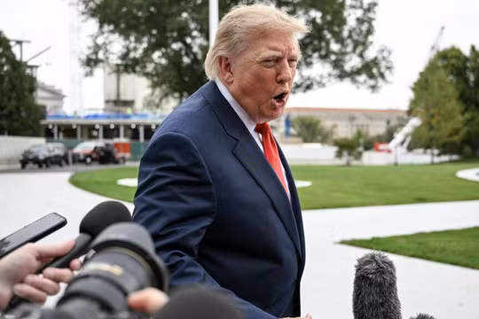 Ông Trump mới đây công bố thỏa thuận bất ngờ về dầu diesel sau cuộc điện đàm với người đồng cấp Nga Vladimir Putin. Ảnh: AFP.