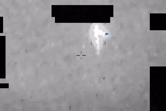 Ảnh chụp màn hình từ hồ sơ UFO được giải mật của Mỹ, DOW-UAP-PR059 “NAG UAP 1 Jun 20”, cho thấy một vật thể “hình người”. Ảnh: SCMP.