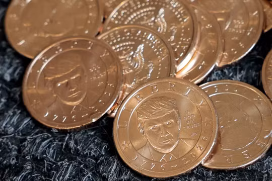 Hình chân dung Tổng thống Donald Trump trên đồng xu 1 USD trong một bức minh họa được chụp vào ngày 2/9. Ảnh: Reuters