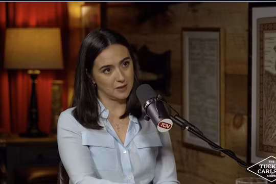 Bà Yuliia Mendel phát biểu trong một cuộc phỏng vấn với Tucker Carlson. Ảnh: Kyiv Post.