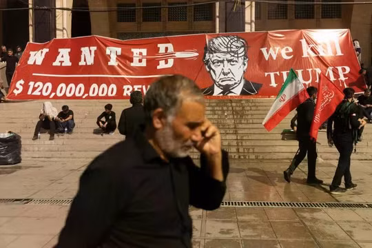 Một biểu ngữ ở Tehran có ảnh ông Donald Trump trong lễ tang của Lãnh tụ tối cao Ayatollah Ali Khamenei, ngày 5/7. Ảnh: Getty.