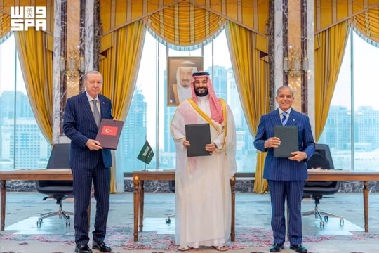 Tổng thống Thổ Nhĩ Kỳ Tayyip Erdogan, Thái tử Arab Saudi Mohammed bin Salman và Thủ tướng Pakistan Shehbaz Sharif chụp ảnh sau khi ký kết thỏa thuận quốc phòng chung tại Mecca, Arab Saudi, ngày 7/8. Ảnh: Reuters.