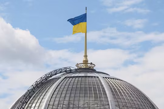 Lá cờ Ukraine tung bay trên tòa nhà Quốc hội, tại Kiev, Ukraine, ngày 24/8/2025. ảnh: Reuters.