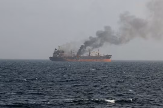 Iran tuyên bố 4 tàu chở dầu bốc cháy khi đi qua "tuyến đường trái phép" trên eo biển Hormuz