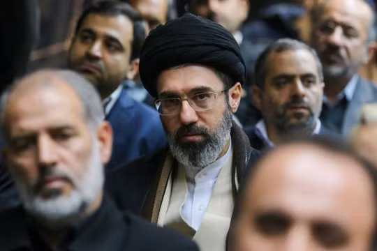 Tân lãnh tụ tối cao của Iran, ông Mojtaba Khamenei, tham dự một cuộc họp tại Tehran, Iran, ngày 18/7/2016. Ảnh: Reuters.