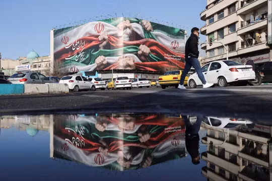 Một bảng quảng cáo có hình ảnh quốc kỳ Iran trên một tòa nhà ở Tehran, Iran ngày 24/1. Ảnh: Reuters.