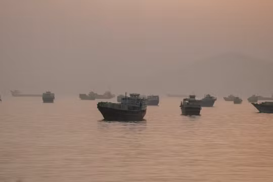 Hình ảnh các tàu neo đậu tại eo biển Hormuz nhìn từ Musandam, Oman, ngày 3/6. Ảnh: Reuters.