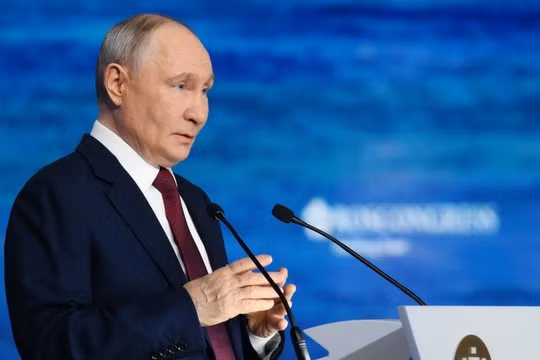 Tổng thống Nga vladimir Putin phát biểu tại Diễn đàn Kinh tế Quốc tế St. Petersburg hôm 5/6. Ảnh: Sputnik.
