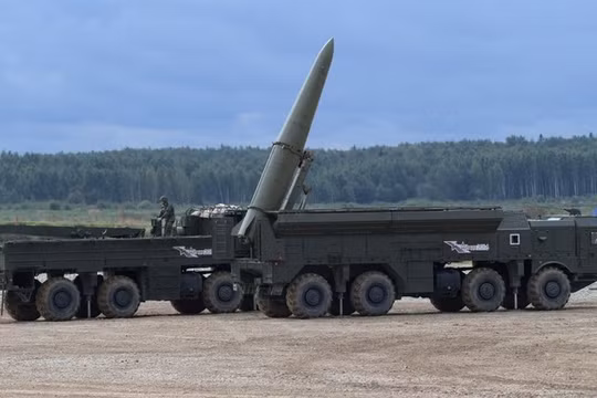 Hệ thống tên lửa đạn đạo Iskander-M của Nga đang chuẩn bị phóng. Ảnh: Sputnik.