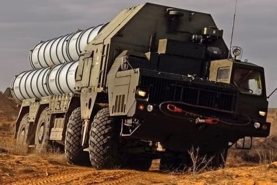 Ống phóng từ hệ thống phòng không S-300. Ảnh: MW.