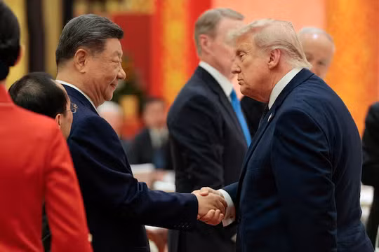 Chủ tịch Trung Quốc Tập Cận Bình và Tổng thống Mỹ Donald Trump bắt tay tại một buổi tiệc chiêu đãi cấp nhà nước ở Đại lễ đường Nhân dân tại Bắc Kinh, Trung Quốc, ngày 14/5. Ảnh: Reuters.