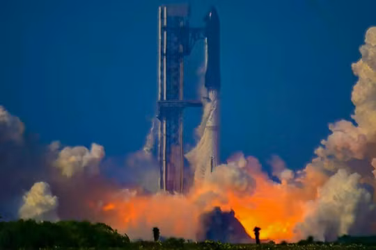 Phiên bản mới của tên lửa Starship của SpaceX được phóng từ căn cứ Starbase ở Texas. Ảnh: DPA.