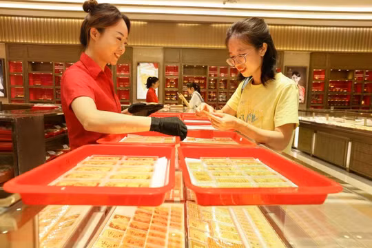 Một khách hàng đang chọn đồ trang sức bằng vàng tại một cửa hàng trang sức ở Hàng Châu, tỉnh Chiết Giang. Ảnh: Getty.