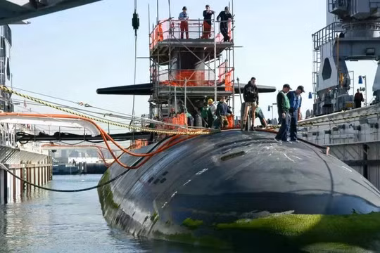 Tàu ngầm hạt nhân tấn công nhanh lớp Los Angeles USS Helena (SSN 725) đang được kéo bằng dây neo vào ụ nổi. Ảnh: IE.