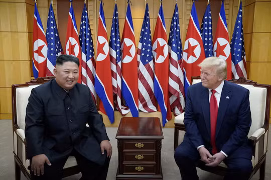 Tổng thống Mỹ Donald Trump gặp gỡ nhà lãnh đạo Triều Tiên Kim Jong-un tại khu phi quân sự ngăn cách hai miền Triều Tiên, ở Panmunjom, Hàn Quốc, ngày 30/6/2019. Ảnh: Reuters.