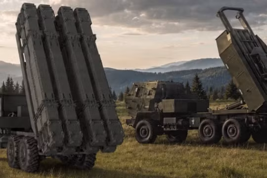 HIMARS FLEX ở cấu hình tên lửa (trái) và tên lửa đẩy. Ảnh: MW.