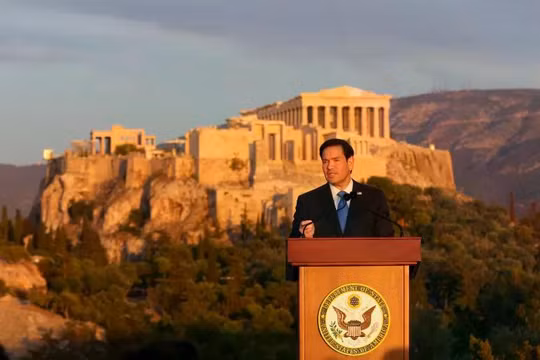 Ngoại trưởng Hoa Kỳ Marco Rubio phát biểu tại Athens, Hy Lạp, ngày 7/10, với Acropolis ở phía sau. Ảnh: EPA.